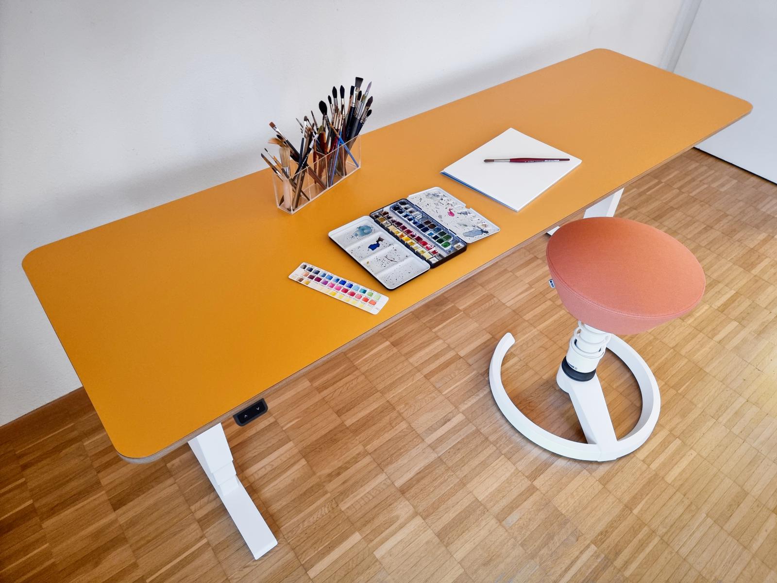 Tischplatte HPL uni Mandarin (Orange) auf Birke Multiplex und Aeris Swopper Select Orange