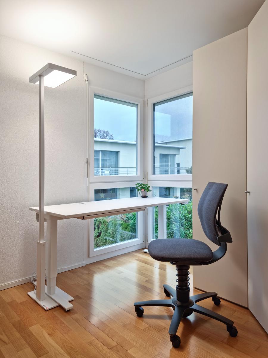 Perfektes Homeoffice =<br>Gottardo LED-Stehleuchte + Campus Equipment Schreibtisch + Aeris 3D-Aktiv-Bürodrehstuhl<br>