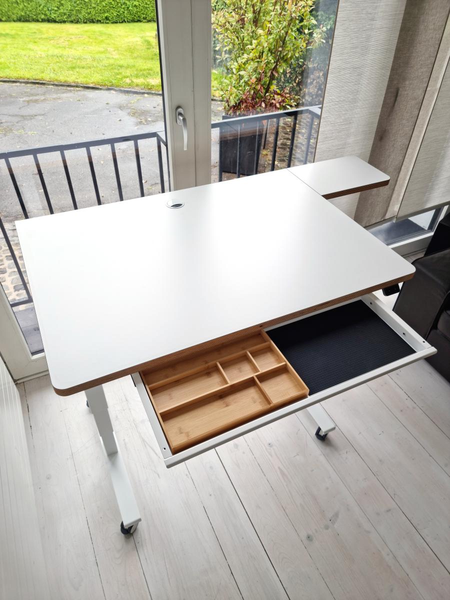 Homeoffice-Schreibtisch mit Tischplatte HPL Dekor Schneeweiss auf Birke Multiplex 24mm mit beidseitig steckbarem Seitentablar, schlanker Schublade für Schreibzeug und weissen Möbelrollen