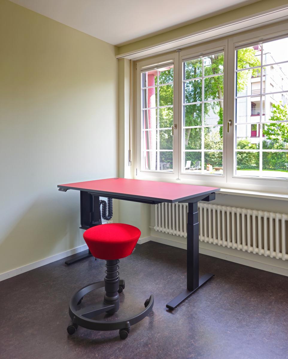 Tischplatte Linoleum Salsa auf Tischgestell Classic Schwarz matt mit Struktur