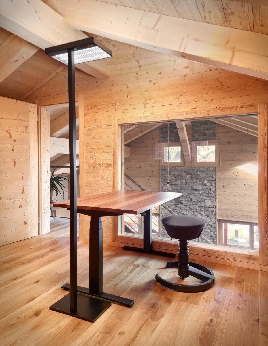 Elektrisch höhenverstellbarer Schreibtisch mit Massivholztischplatte aus Schweizer Nussbaum, LED-Stehleuchte und Aeris Swopper