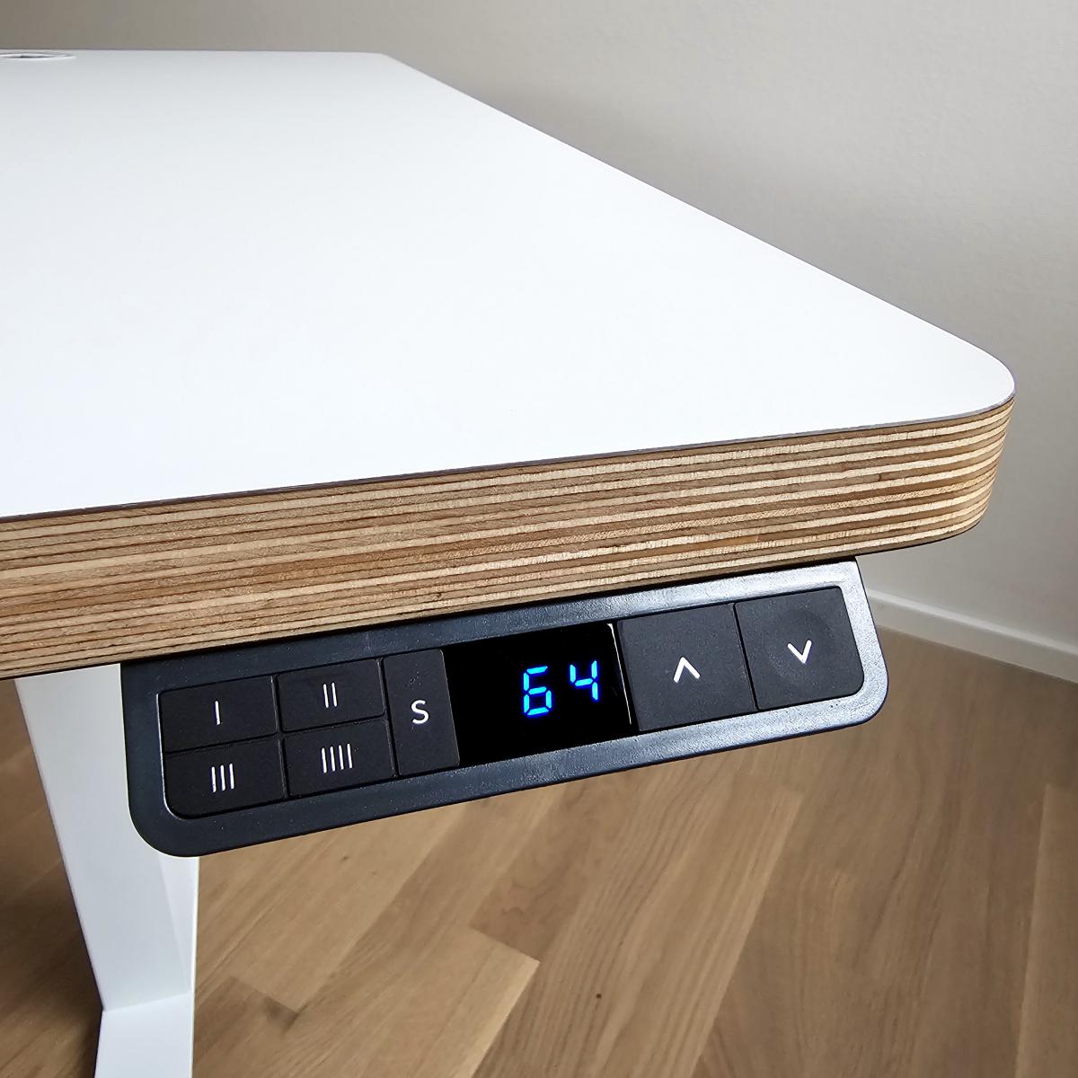 HPL Strato Kalkweiss Antifingerprint auf Birke Multiplex 24mm mit Controller Style
