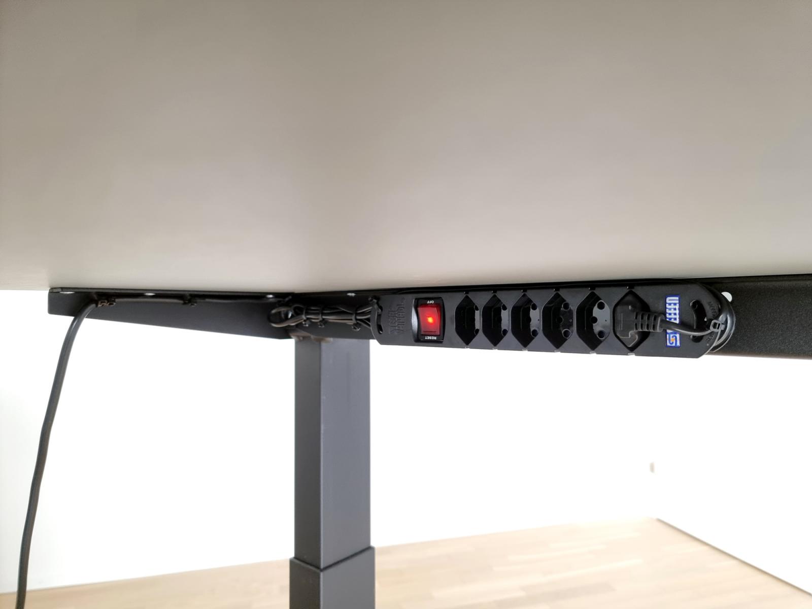 Magnetische Steckerleiste befestigt an Schreibtisch-Traverse sowie Kabelmanagement mit Kabelbindern