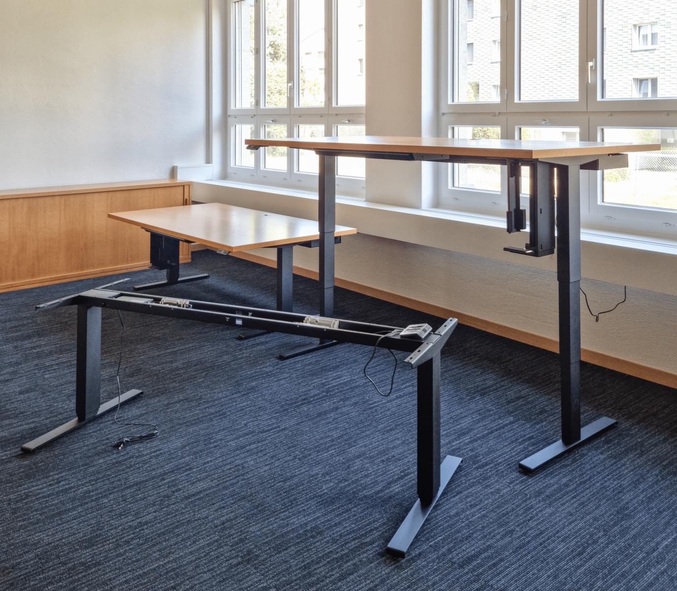 Umrüstung von Büro-Schreibtischen: Gestell und Fertige montierte Tische